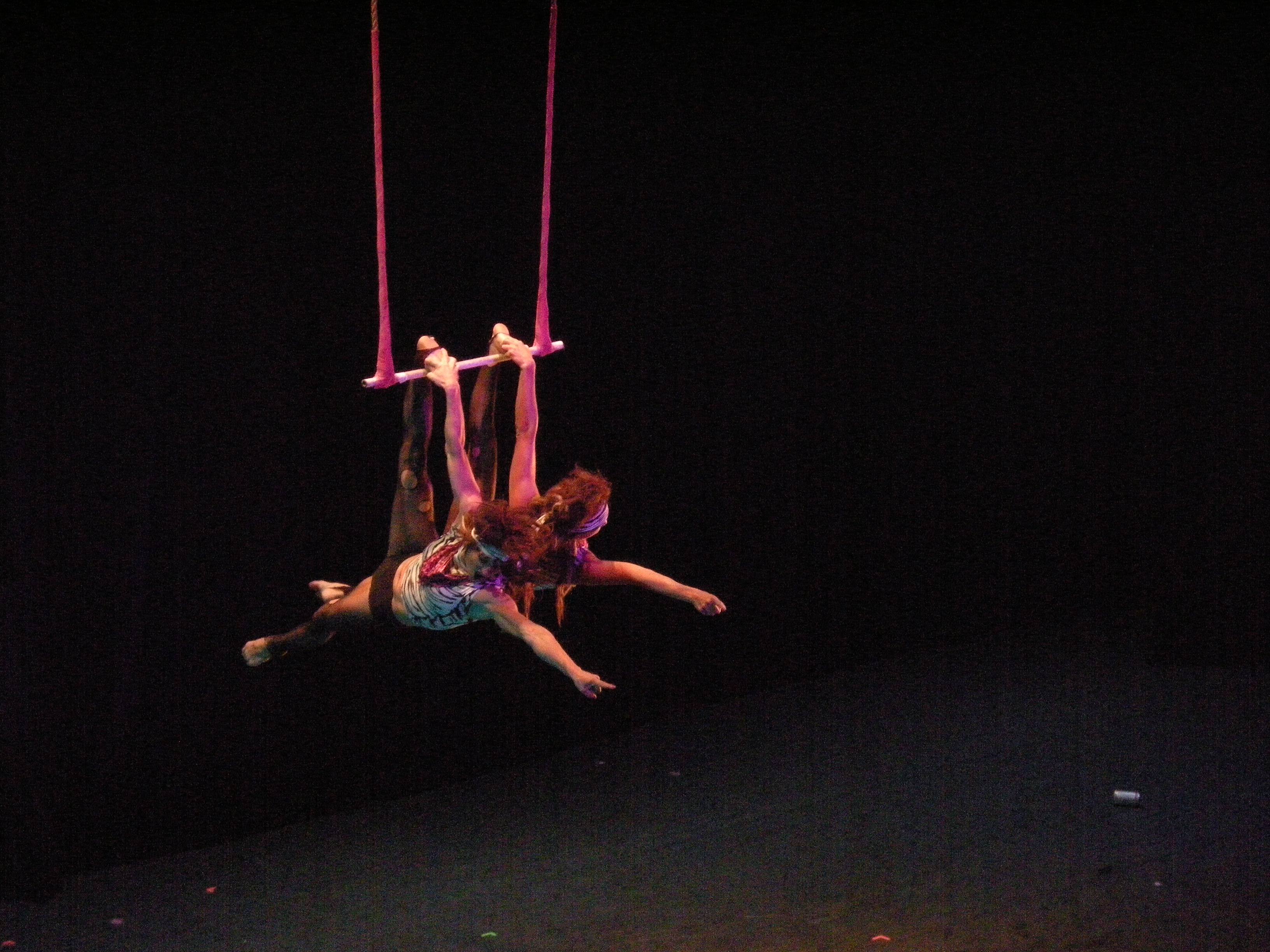 Wau Wau Sisters trapeze 03